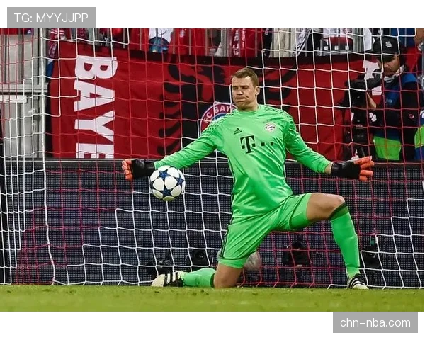 特写：雨战中，诺伊尔三次关键扑救力保拜仁球门不失